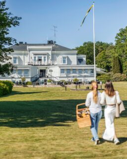Våren är här! 🌸 
Ta med vännerna och njut av en riktig herrgårdsidyll!